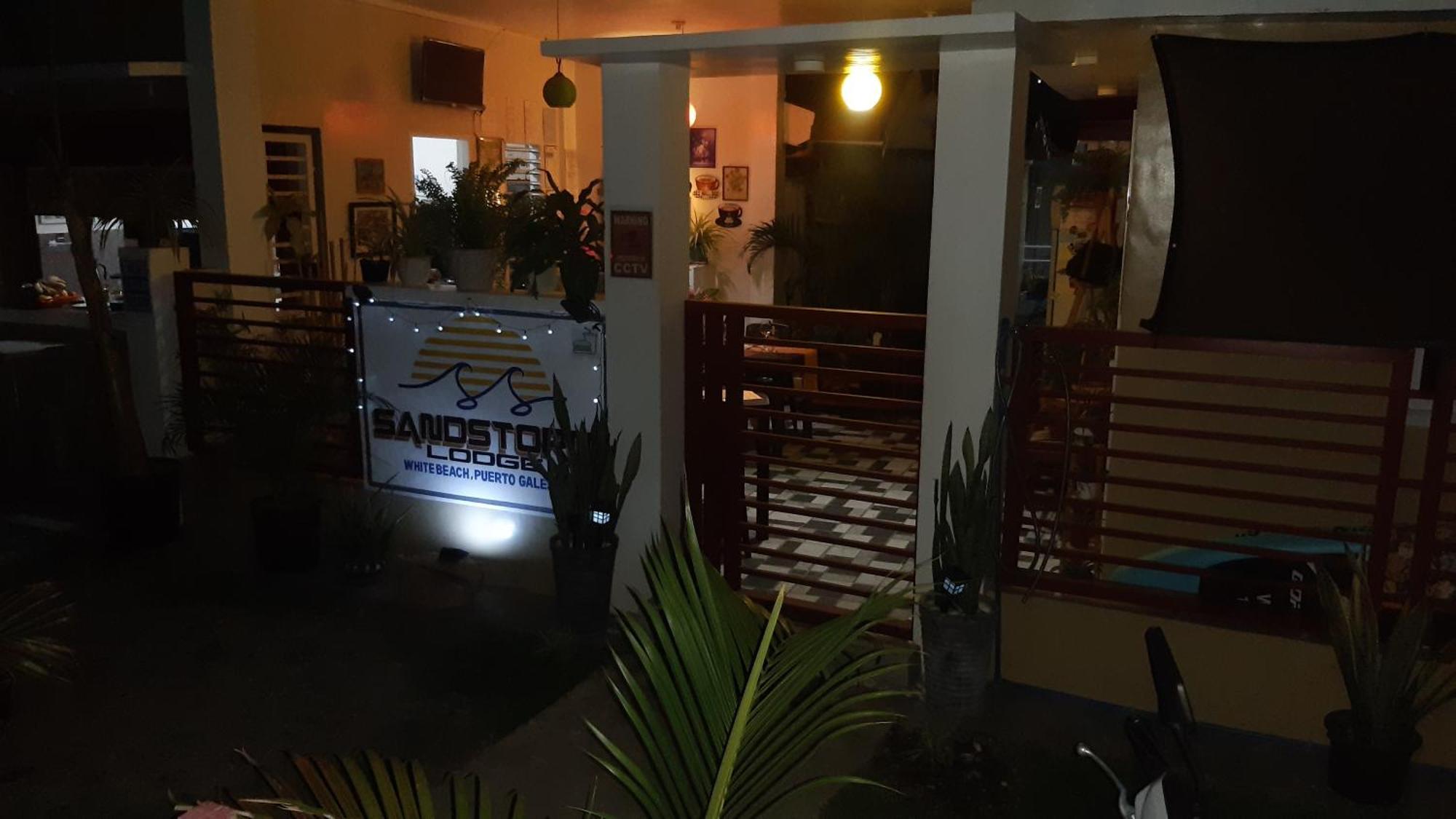 Sandstorm Lodge And Cafe بويرتو غاليرا المظهر الخارجي الصورة